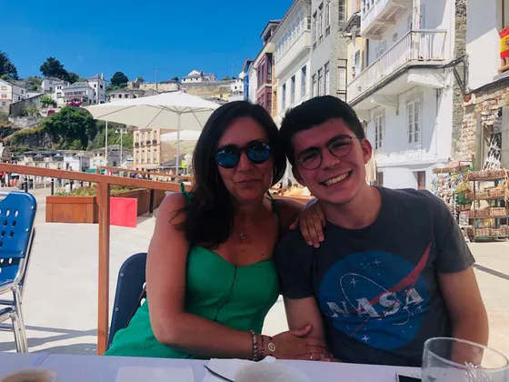 Mamá y su hijo sonriendo juntos en una terraza