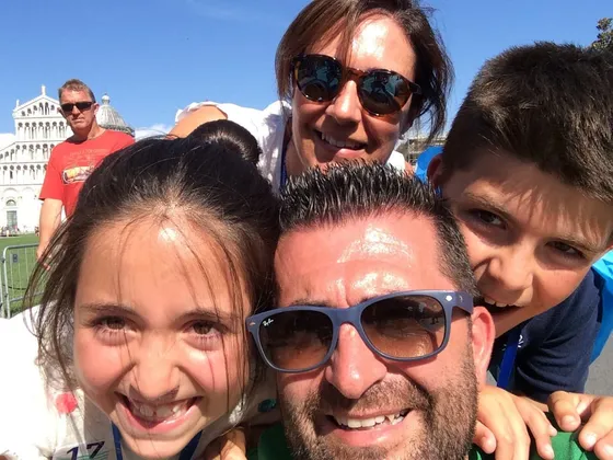 Selfi familiar durante un viaje a Pisa